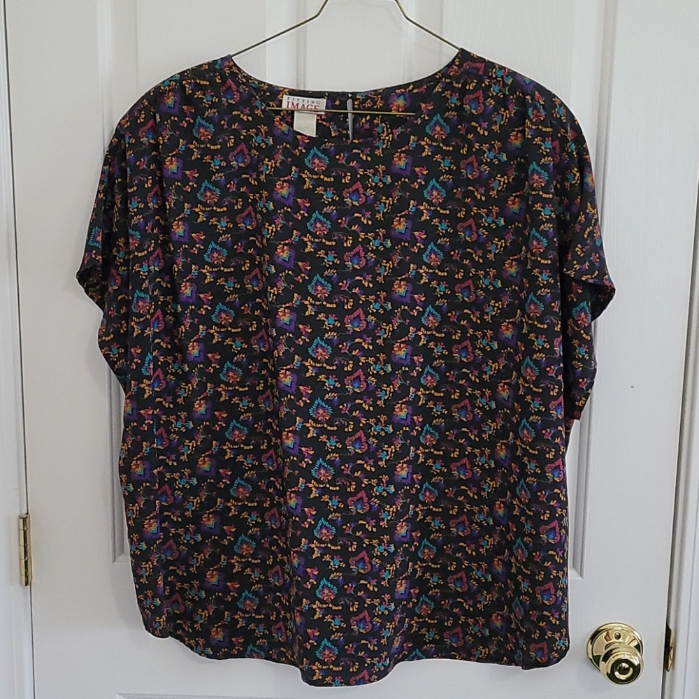 Fitting Image Pretty & Colorful Print Blouse!!